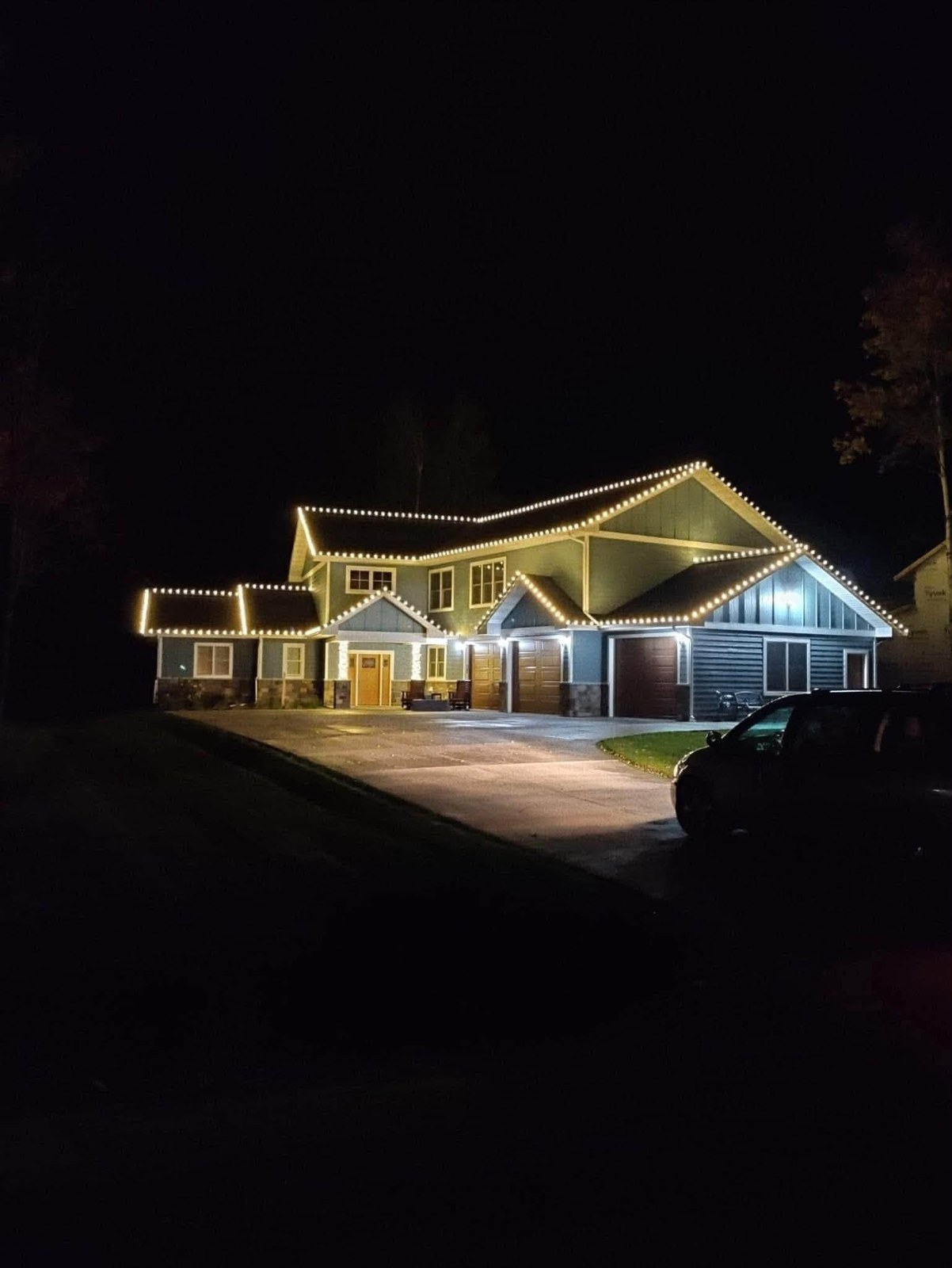 Ranch roofline, soft warm glow — Christmas light installation by Mike’s Cincinnati Christmas Lights